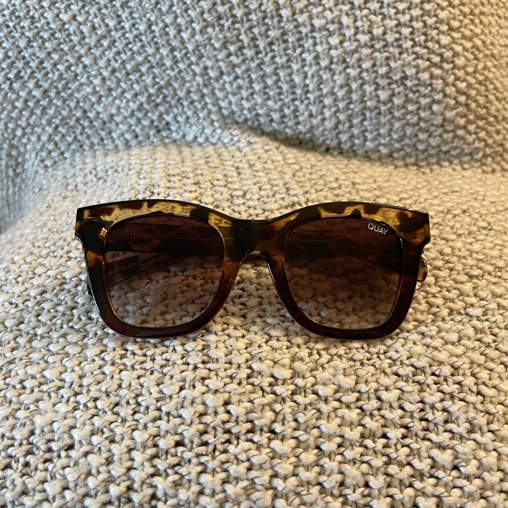 Quay tortoise pattern sunglasses
